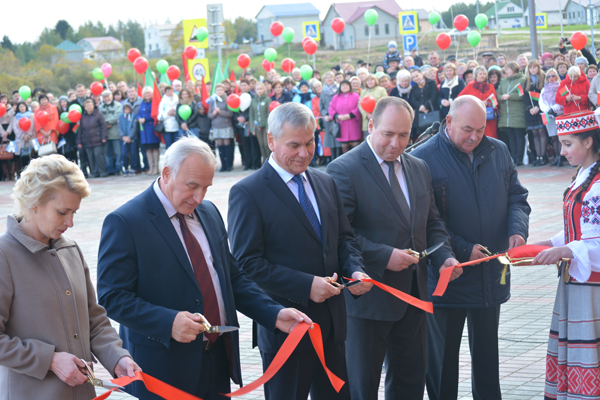 Церемония разрезания красной ленты